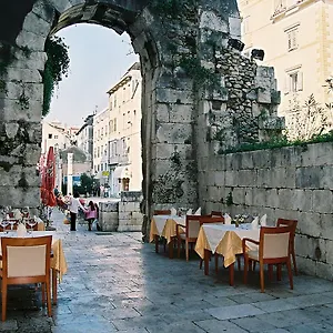 Peristil 3*, Split Croácia